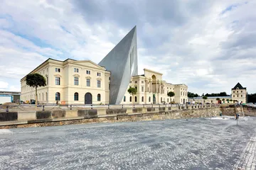 插入德国军事历史博物馆的钢楔